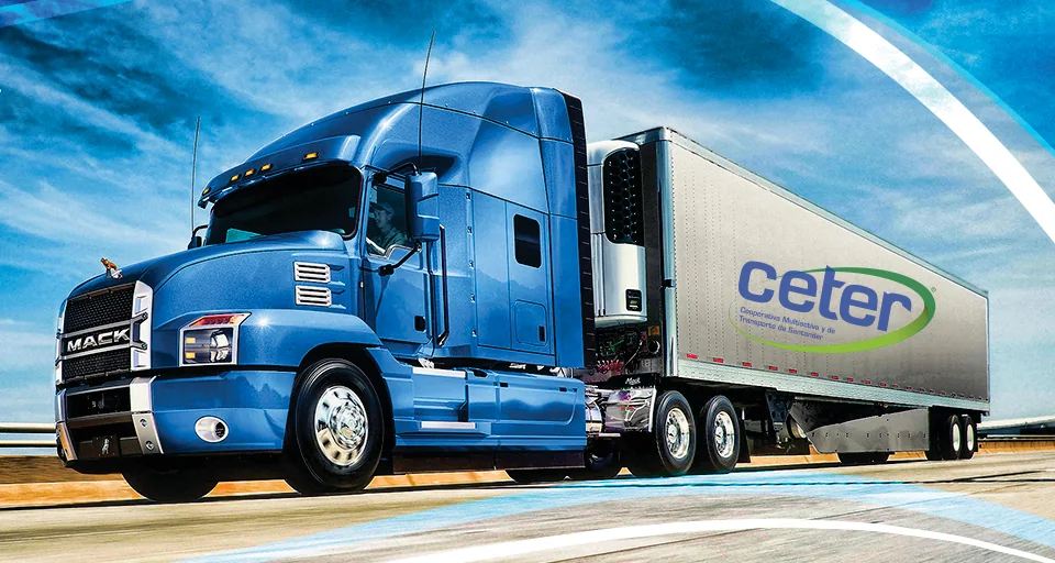 Tractocamión con tráiler de CETER en carretera